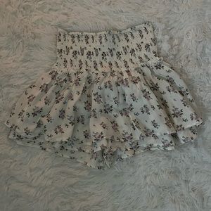 WHITE FLORAL HOLLISTER HIGH WAISTED SKORT !! SIZE SMALL !!